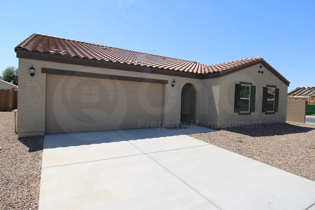4 bed, 2.0 bath, 2096 sqft, $1,895 — Photo 3