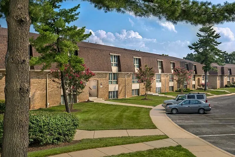 Crestleigh Apartments — Photo 2