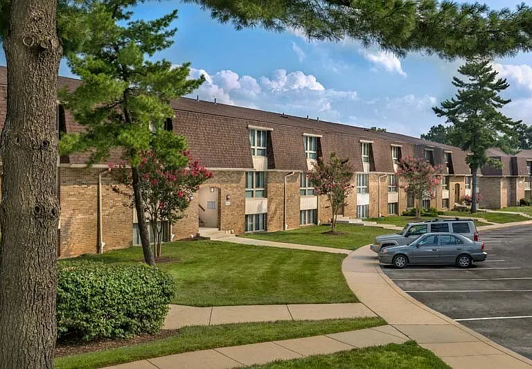 Crestleigh Apartments — Photo 2