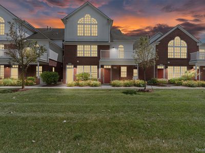 8461 Towne Center Cir N, Warren, MI, 48093