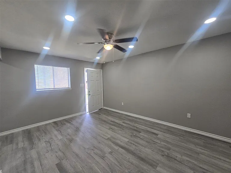 911 Avenue K #11 — Photo 7