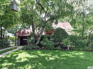26 Glow Ln, Hicksville, NY 11801