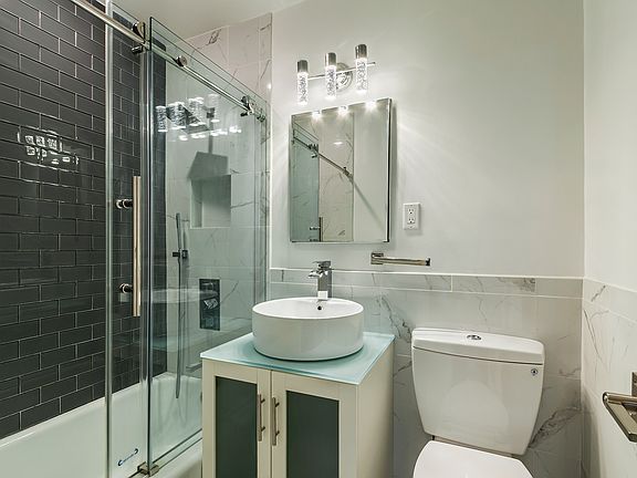 5th image of 3935 Blackstone Ave APT 7D