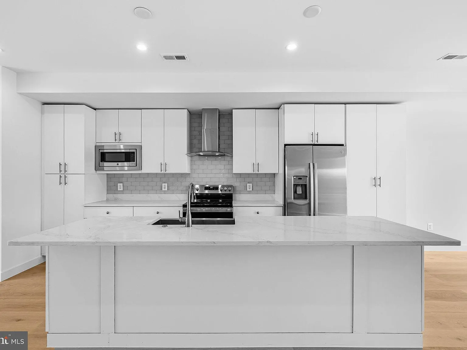 5 bed, 3.5 bath, $7,500 — Photo 4