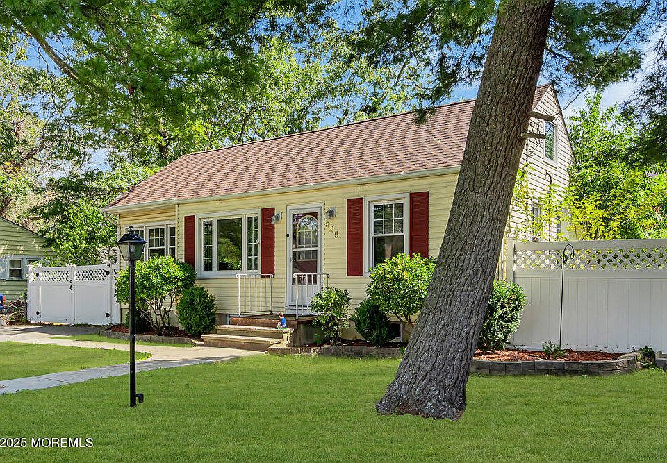 1st image of 645 Beachwood Boulevard