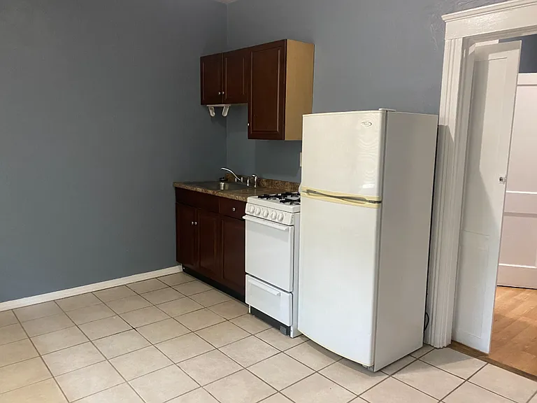 456 Eastern Ave Unit 2, Fall River 1st Floor 1BR! Heat by Electric, Hot Water Included! — Photo 18