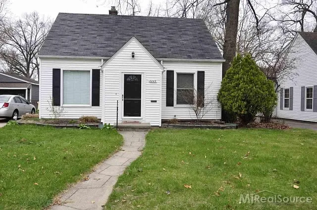 2249 Hyland St photo 1
