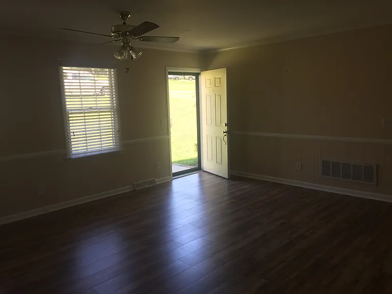 102 Eisenhower St — Photo 6