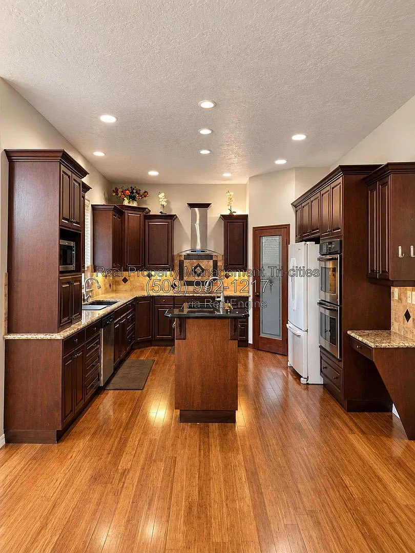 4 bed, 4.0 bath, 2824 sqft, $3,195 — Photo 2