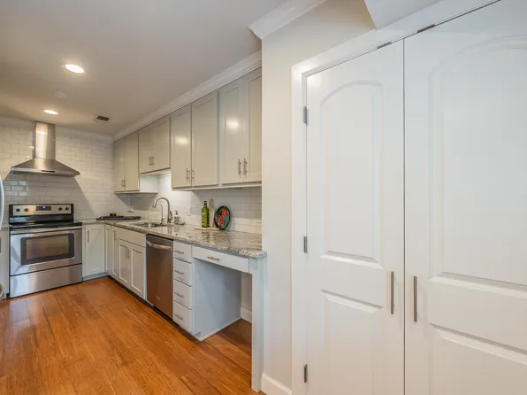 913 Roaring Springs Rd, Fort Worth, TX 76114