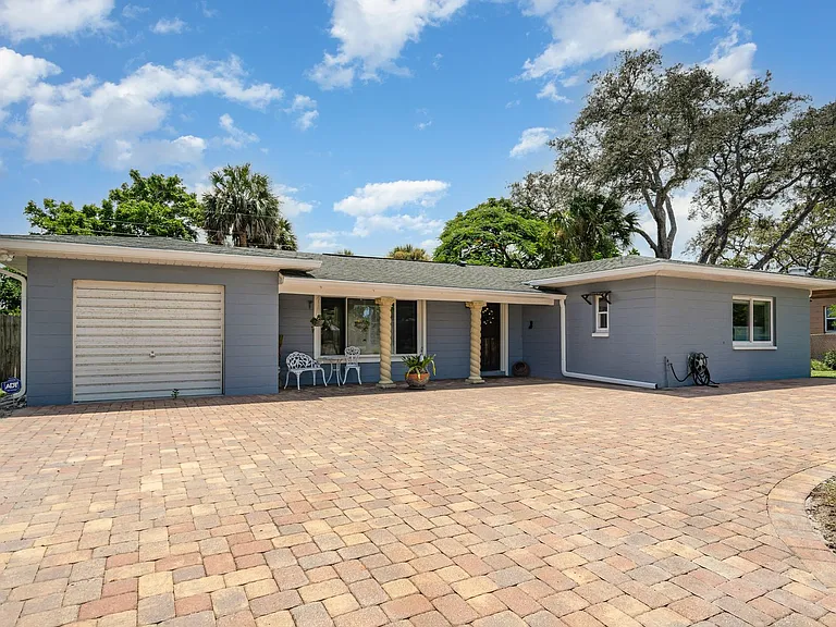 305 Sharon Dr — Photo 2