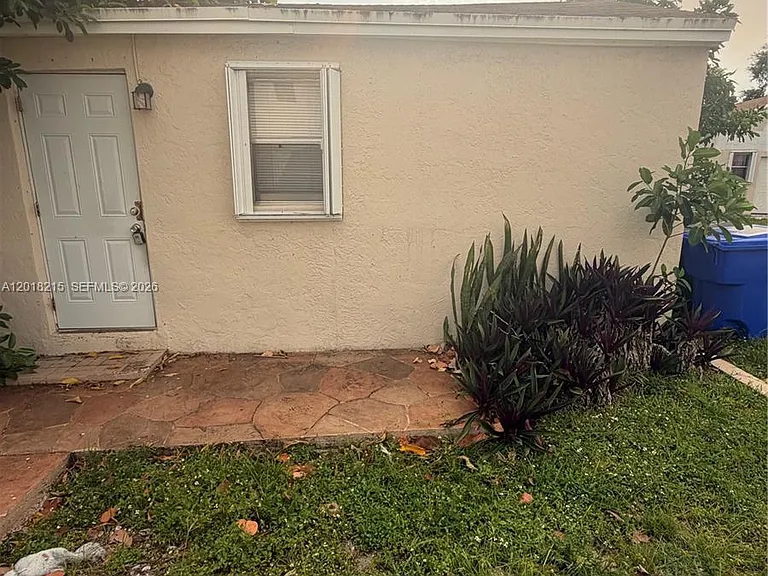 410 N 58th Ave — Photo 2