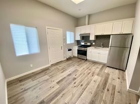 Sweet Spot Alert! Cozy 1 Bed in the Heart of LA