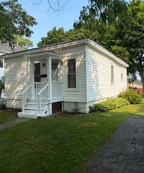 219 E Bridge St — Photo 2