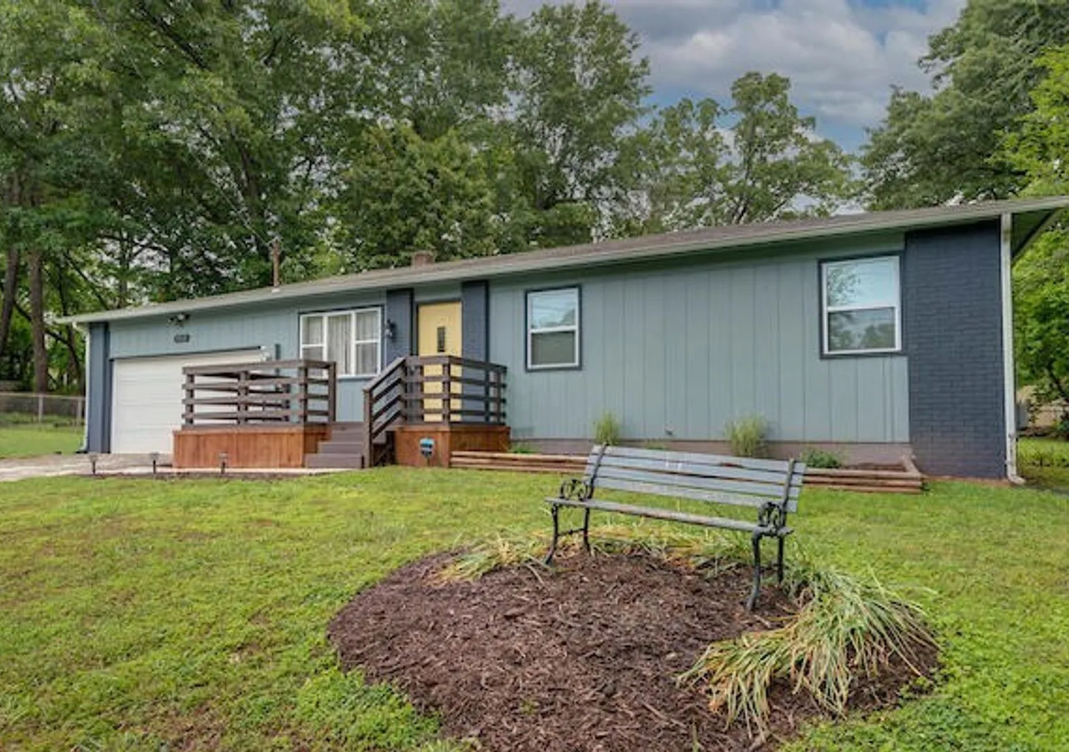 Beautiful 3 Bed, 2 Bath Home in Southeast Springfield! — Photo 1