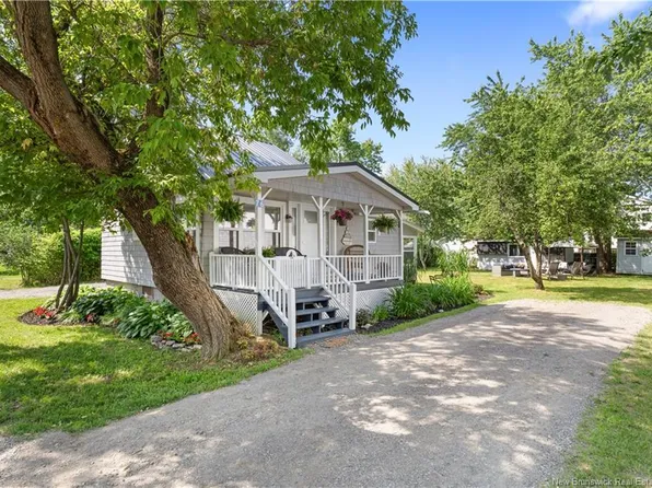 76 3rd Ave, Shediac, NB E4P 5H9