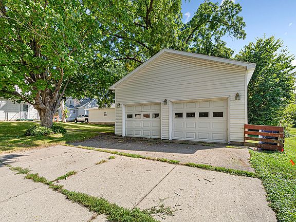 4th image of 932 3rd Ave NW