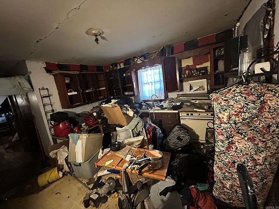 3rd image of 601 Van Buren St