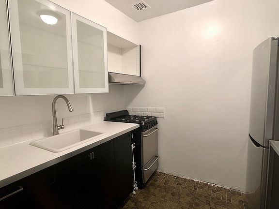 2nd image of 40 W 87th St #1R