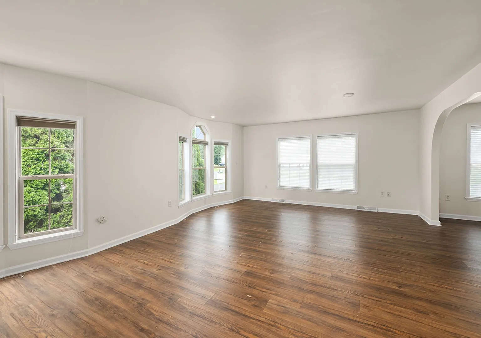 Milton Gem for Rent! Spacious 3BR Home, pet allowed. Fireplace, Sunroom & Private Yard - $2,495.0... — Photo 4