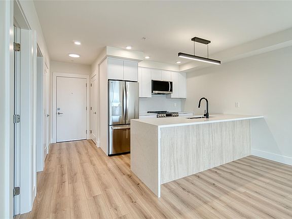 4th image of 45 Haliburton St #404