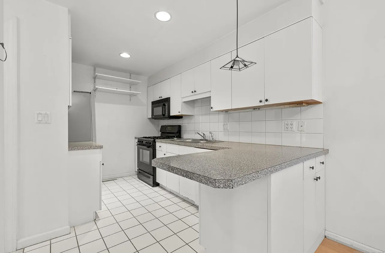 869 Orange St — Photo 4