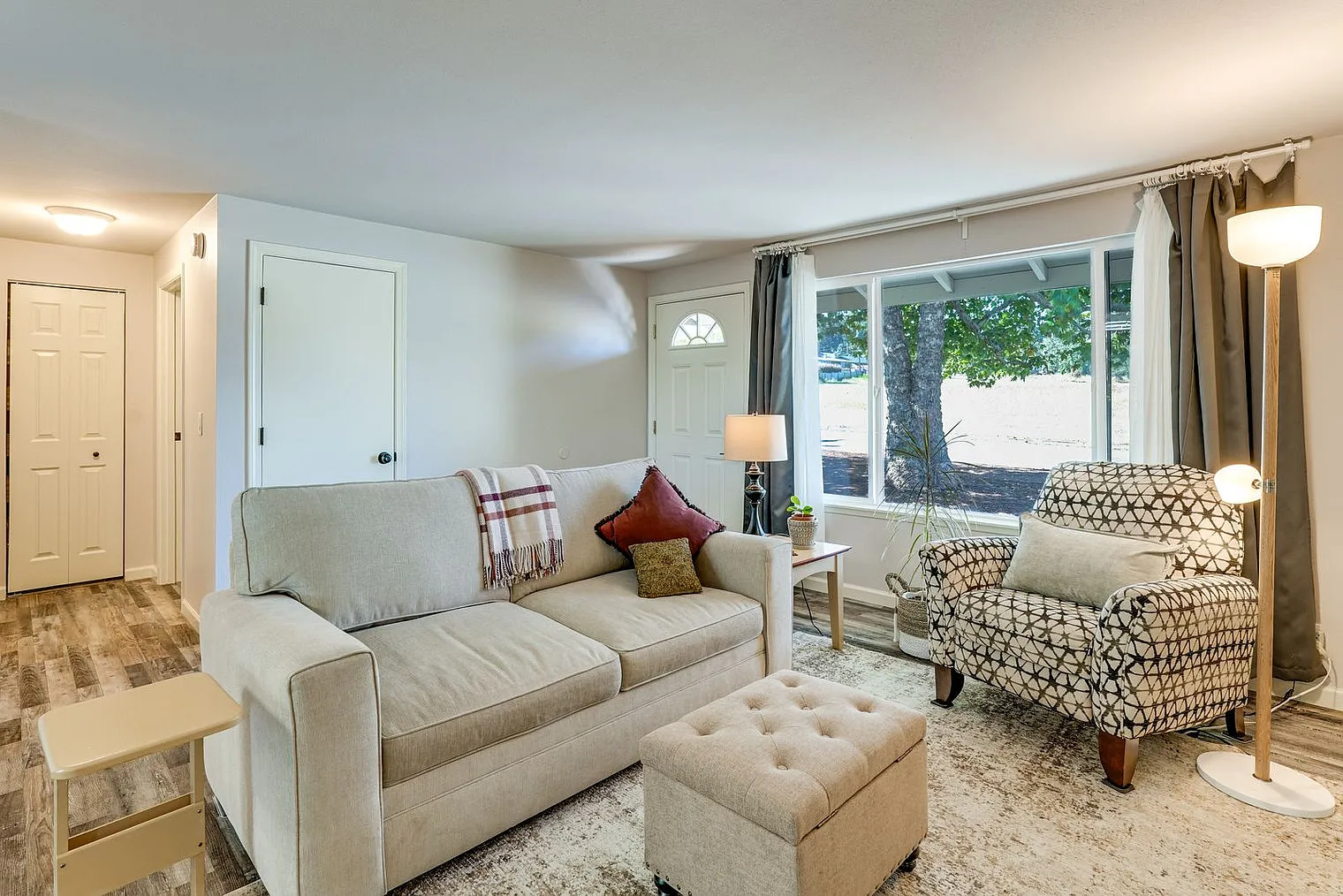 2 bed, 1.0 bath, 990 sqft, $2,559 — Photo 3