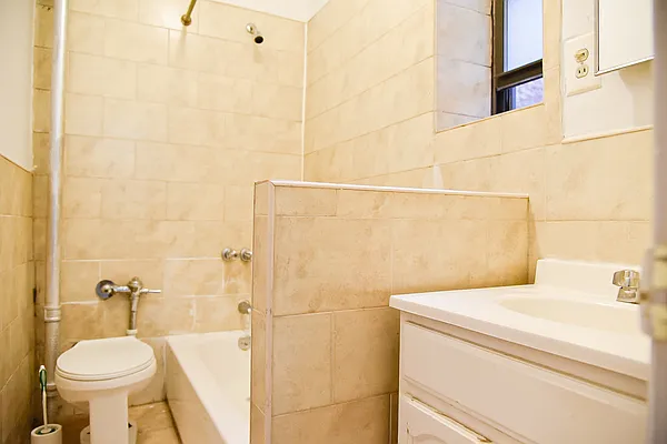 Rented by Lang Realty LLC | media 16