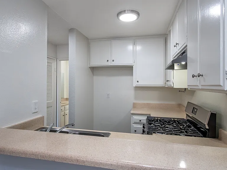 6260 Vineland Ave — Photo 8