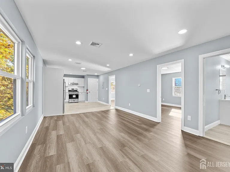 245 William St #B — Photo 3