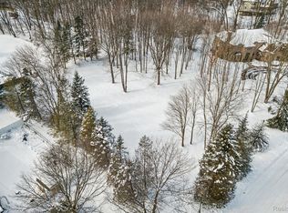 2 Barrington Hls, Fenton, MI 48430