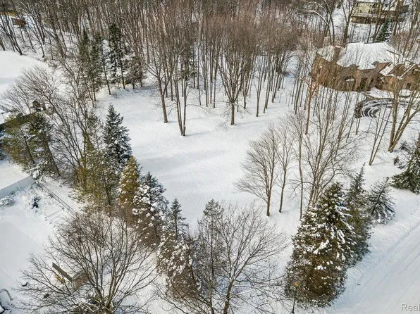 2 Barrington Hls, Fenton, MI 48430