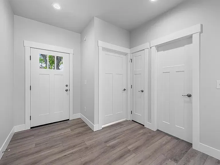 3807 E 27th Ave — Photo 3