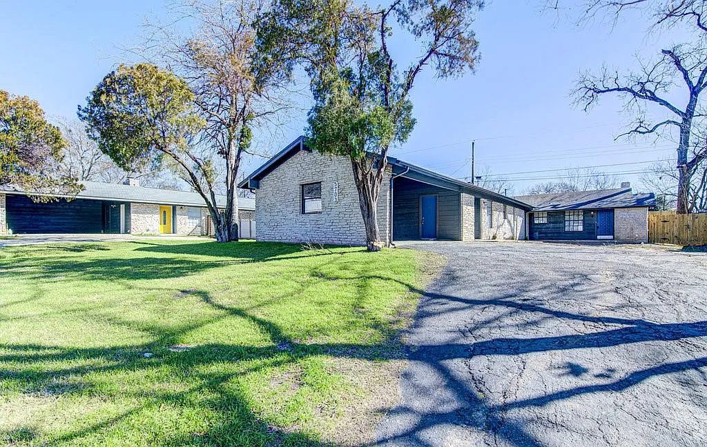 Photo 1 of 15 - 5703 Gloucester Ln #B - Austin, TX Primary Photo - 5703 Gloucester Ln #B