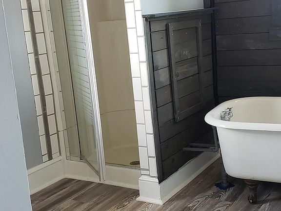 Upstairs bath with double vanity