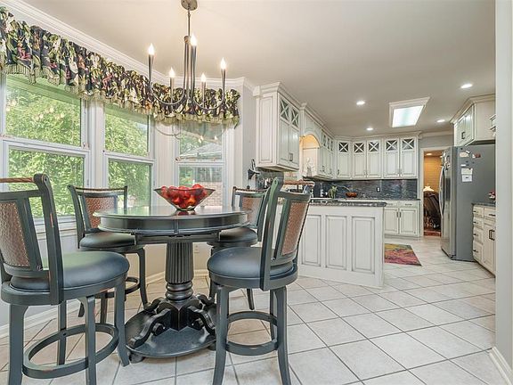 5th image of 2333 Crescent Hill Dr