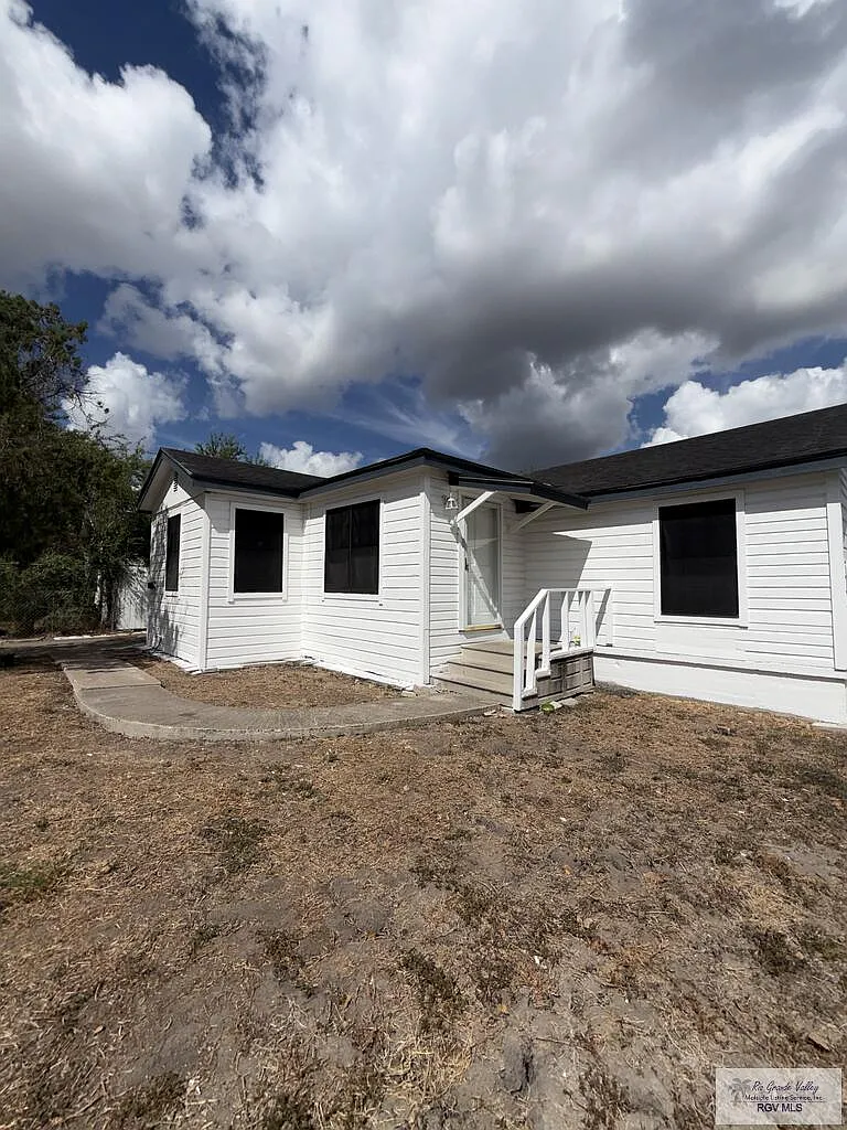 3 bed, 1.0 bath, 1016 sqft, $1,300 — Photo 3