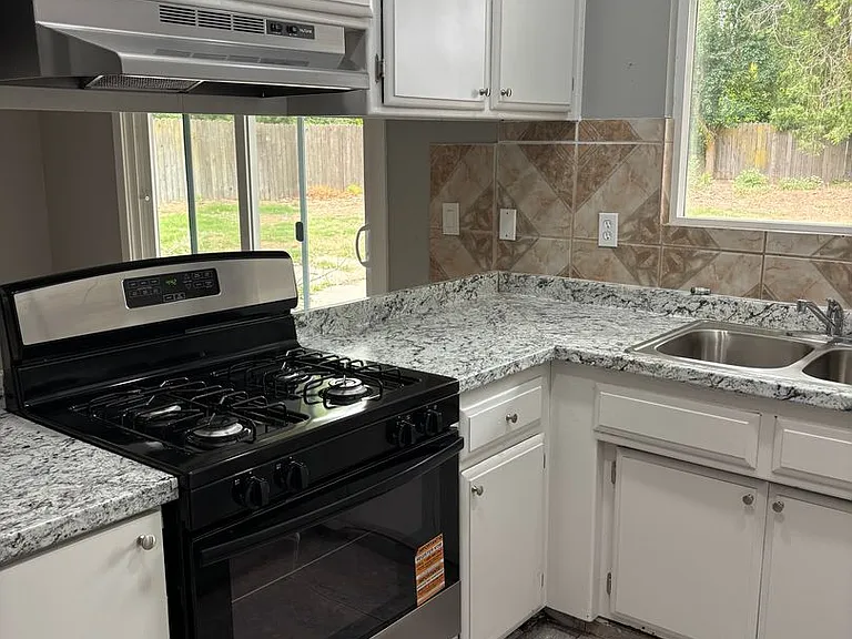 17 Hollis Ln — Photo 4
