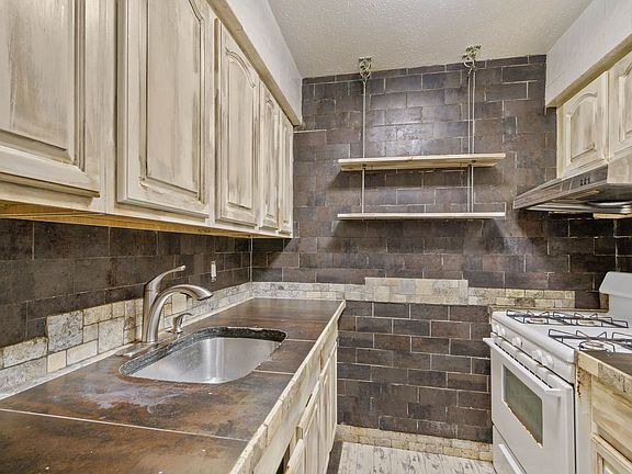 2nd image of 32A Stuyvesant Ave #2