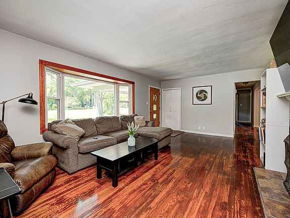 4th image of 2908 E 62nd St