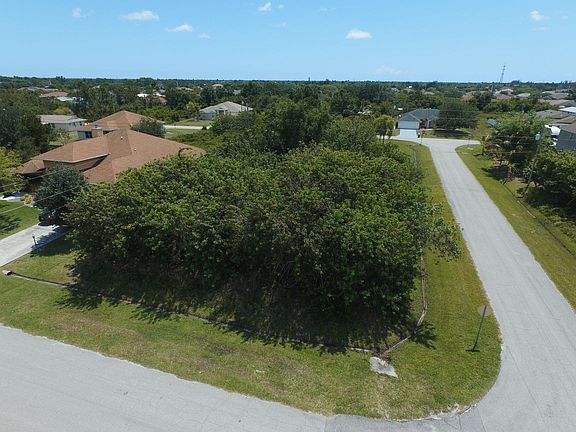 2nd image of 211 SW Ike Pl