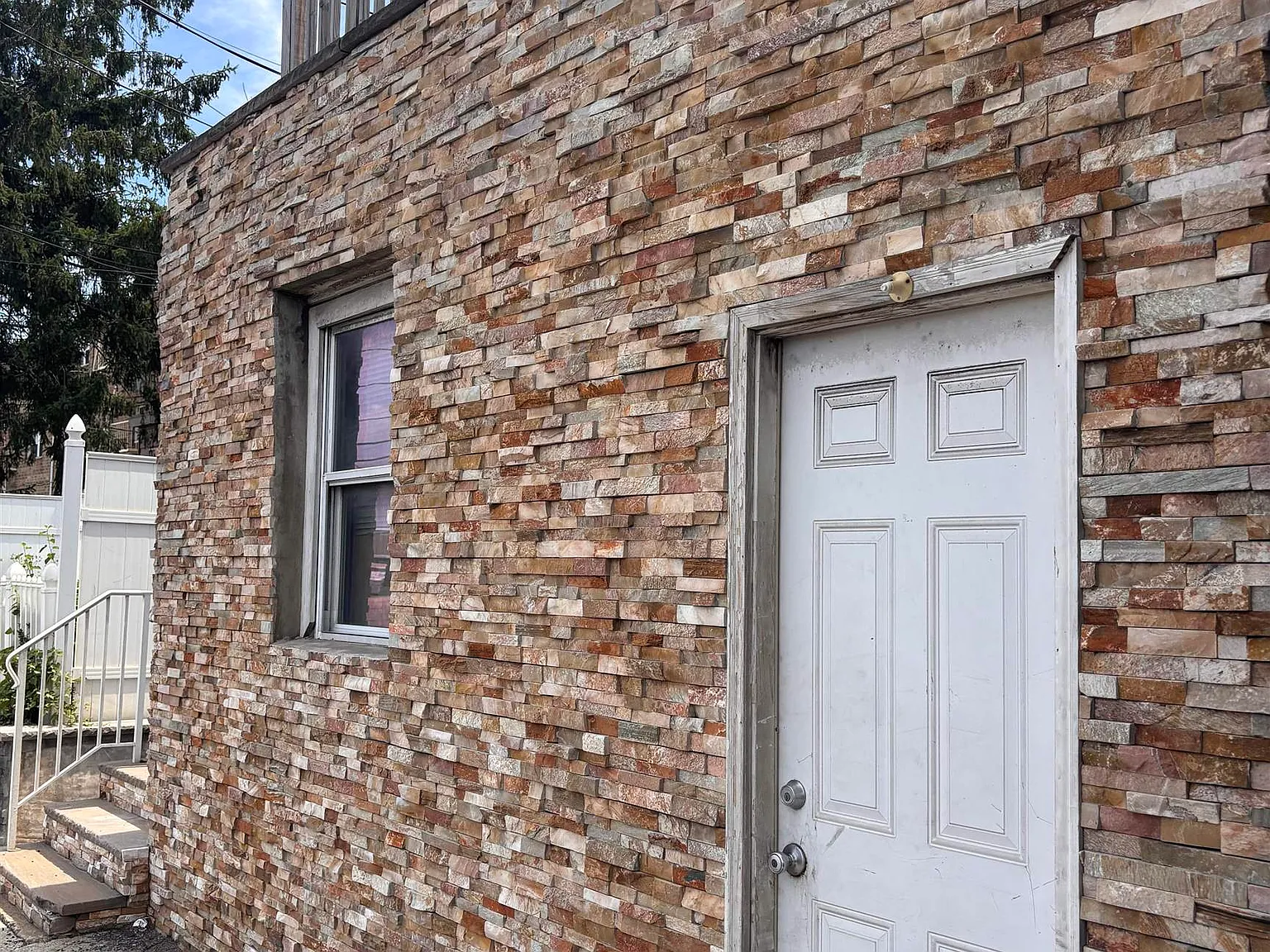 3 bed, 1.0 bath, 1764 sqft, $2,650 — Photo 2