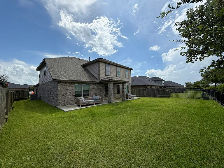 Spacious back yard with plenty of seating for large gatherings