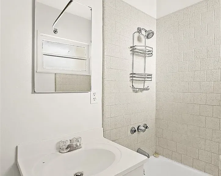 130 E Saint Joseph St #C — Photo 11
