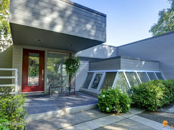 2211 Woodworth Cir, Anchorage, AK 99517