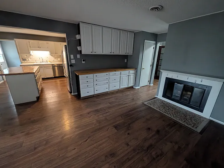 2113 W Christy Ln — Photo 9