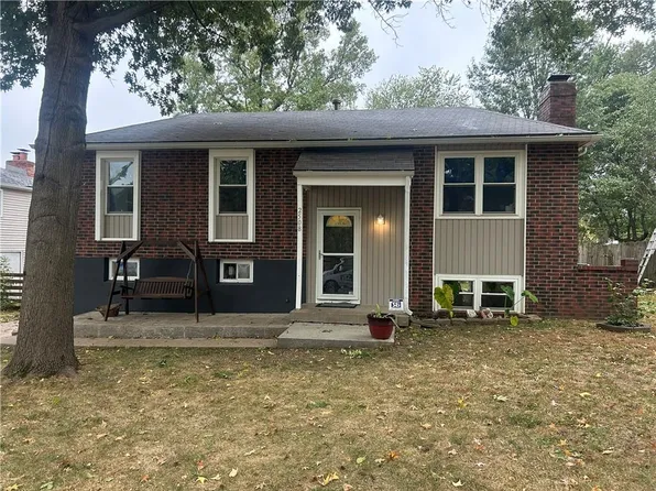 2508 NW Castle Dr, Blue Springs, MO 64015