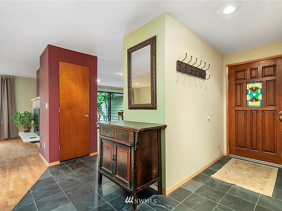 Foyer with ample room.