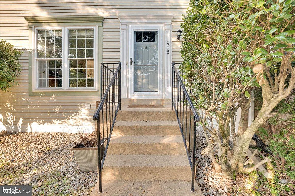3 bed, 4.0 bath, 1882 sqft, $2,800 — Photo 2