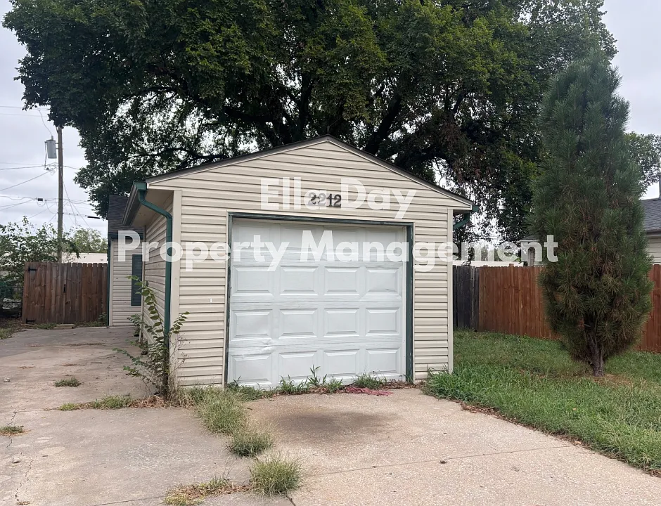 2212 S Santa Fe St